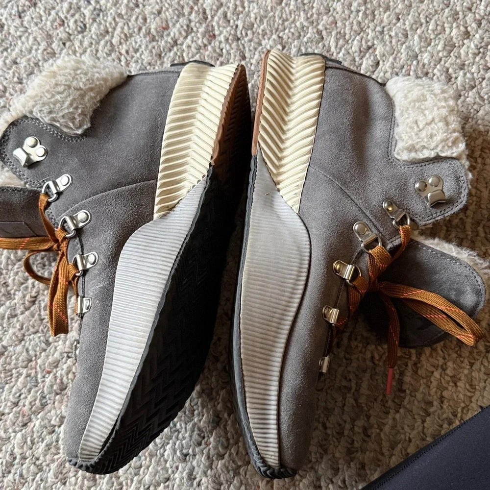 Sorel Out N About III Conquest Waterproof Boots With Faux Shearing Cuff- Size 10